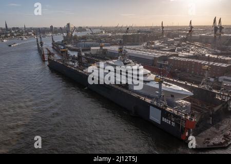 Vue aérienne de l'éclipse de yacht dans le quai Blohm et Voss Banque D'Images