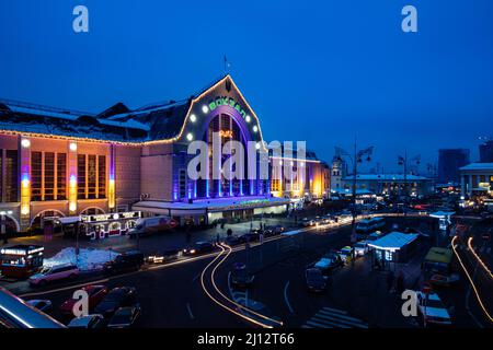 Kiev, Ukraine - 20 décembre 2018 : gare de Kiev-Pasazhyrskyi la nuit en hiver Banque D'Images