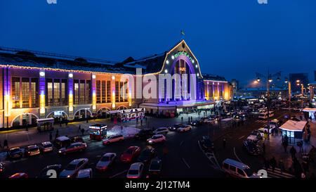 Kiev, Ukraine - 20 décembre 2018 : gare de Kiev-Pasazhyrskyi la nuit en hiver Banque D'Images