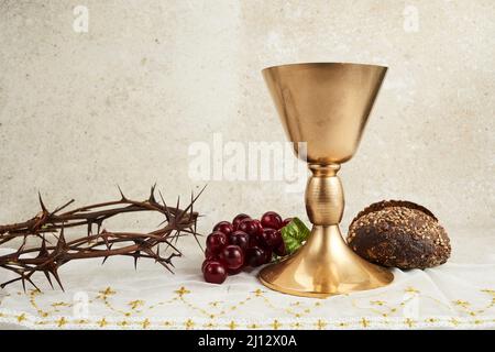 Fond de Pâques avec couronne d'épines et Chalice avec vin rouge comme concept pour le sang de Christ Banque D'Images