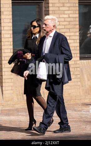 Boris Becker a son déjeuner avec sa petite amie Lilian de Carvalho devant le tribunal de la Couronne de Southwark comme il apparaît en procès pour service d'insolvabilité trompeur. 21st mars 2022, Southwark Crown court, Londres, Royaume-Uni crédit : Jeff Gilbert/Alay Live News Banque D'Images