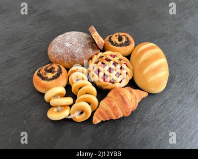 Miniature de pâtisseries de boulangerie en gros plan sur un fond isolé Banque D'Images