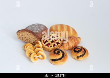 Miniature de pâtisseries de boulangerie en gros plan sur un fond isolé Banque D'Images