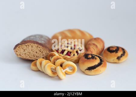 Miniature de pâtisseries de boulangerie en gros plan sur un fond isolé Banque D'Images