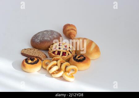 Miniature de pâtisseries de boulangerie en gros plan sur un fond isolé Banque D'Images