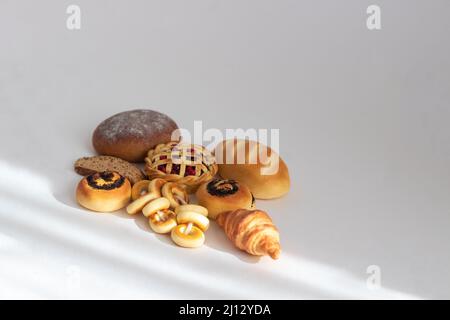 Miniature de pâtisseries de boulangerie en gros plan sur un fond isolé Banque D'Images