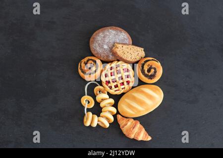 Miniature de pâtisseries de boulangerie en gros plan sur un fond isolé Banque D'Images