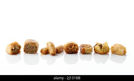 Mise en page créative en baklava isolée sur fond blanc. Concept alimentaire. Concept de macro. Banque D'Images
