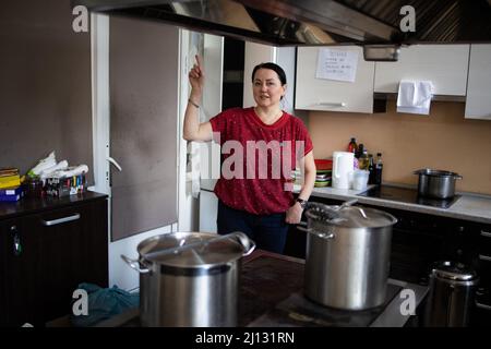 Une femme qui prend soin des résidents d'Irpin dans le refuge d'une église. Montrez la cuisine où elle prépare de la nourriture pour les gens autour de l'église, dans le centre d'Irpin alors que les forces russes entrèrent dans la ville, le 08 mars 2022 à Irpin, Ukraine. Les gens prennent refuge dans le sous-sol de l'Église, sans électricité, eau courante ou gaz. Photo de Raphael Lafargue/ABACAPRESS.COM Banque D'Images