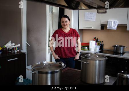 Une femme qui prend soin des résidents d'Irpin dans le refuge d'une église. Montrez la cuisine où elle prépare de la nourriture pour les gens autour de l'église, dans le centre d'Irpin alors que les forces russes entrèrent dans la ville, le 08 mars 2022 à Irpin, Ukraine. Les gens prennent refuge dans le sous-sol de l'Église, sans électricité, eau courante ou gaz. Photo de Raphael Lafargue/ABACAPRESS.COM Banque D'Images