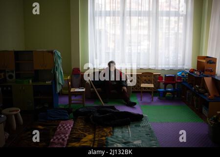 59 personnes aînée qui ont évacué des villes autour de Kiev (Kiev) comme Irpin, Hostomel, Borodyanka… Habitez-vous et vivez dans une maternelle dans le quartier de Podel, au nord de la ville, le 10 mars 2022. Photo de Raphael Lafargue/ABACAPRESS.COM Banque D'Images