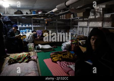 59 personnes aînée qui ont évacué des villes autour de Kiev (Kiev) comme Irpin, Hostomel, Borodyanka… Habitez-vous et vivez dans une maternelle dans le quartier de Podel, au nord de la ville, le 10 mars 2022. Photo de Raphael Lafargue/ABACAPRESS.COM Banque D'Images