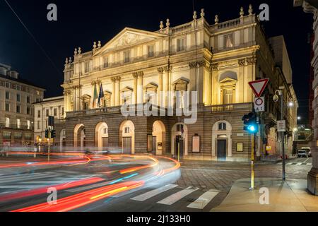 Vue nocturne de l'opéra la Scala, Milan, Lombardie, Italie Banque D'Images