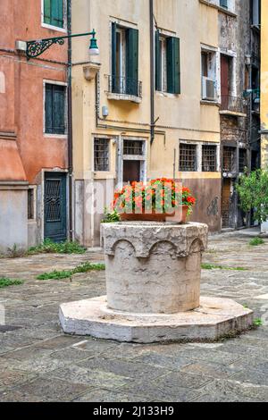 Vue panoramique d'une cour typique avec puits d'eau en pierre (vera da pozzo), Venise, Vénétie, Italie Banque D'Images