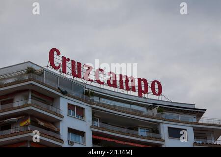 Séville, Espagne. Mars 2022. Marque de la célèbre compagnie espagnole de bière Cruzcampo au sommet d'un bâtiment dans le quartier de Triana. Banque D'Images