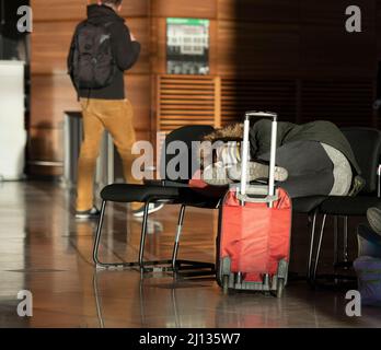 Berlin, Allemagne. 22nd mars 2022. Les voyageurs attendent dans le terminal BER. Le personnel de sécurité de l'aéroport est en grève, ce qui ne prendra fin qu'à minuit. Dans la négociation collective avec l'Association fédérale des compagnies de sécurité aérienne, le syndicat Verdi exige, entre autres choses, que le salaire horaire pour les services de sécurité soit augmenté d'au moins un euro par heure et que les salaires soient alignés au niveau régional. Credit: Paul Zinken/dpa/Alay Live News Banque D'Images