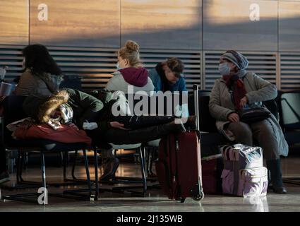 Berlin, Allemagne. 22nd mars 2022. Les voyageurs attendent dans le terminal de BER. Le personnel de sécurité de l'aéroport est en grève, ce qui ne prendra fin qu'à minuit. Dans la négociation collective avec l'Association fédérale des compagnies de sécurité aérienne, le syndicat Verdi exige, entre autres choses, que le salaire horaire pour les services de sécurité soit augmenté d'au moins un euro par heure et que les salaires soient alignés au niveau régional. Credit: Paul Zinken/dpa/Alay Live News Banque D'Images