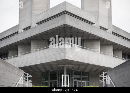 Vue sur l'axe de l'architecture brutaliste du National Theatre dans le quartier de South Bank à Londres, Angleterre Banque D'Images