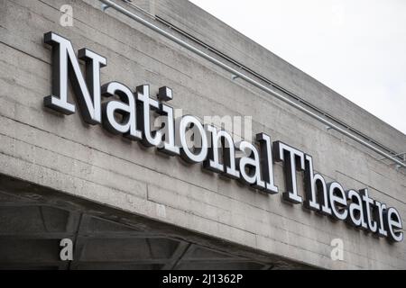 Londres, Royaume-Uni - 19 juillet 2021 - la signalisation et l'architecture brutaliste du National Theatre dans la région de South Bank Banque D'Images