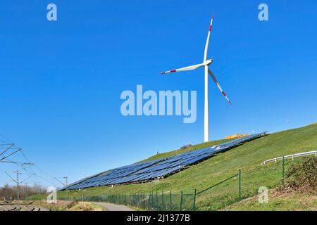 Karlsruhe, Allemagne - février 2022 : énergie éolienne et solaire renouvelable. Éolienne à côté du système photovoltaïque sur la colline Banque D'Images