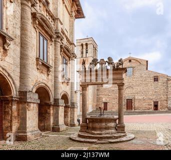 Le puits de pierre médiéval (Pozzo dei Grifi e dei Leoni) avec des griffins et des lions sur la Piazza Grande centrale à Montepulciano, Toscane, Italie Banque D'Images