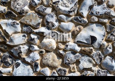 Un mur de silex à Norfolk - un matériau de construction typique de la région. Banque D'Images