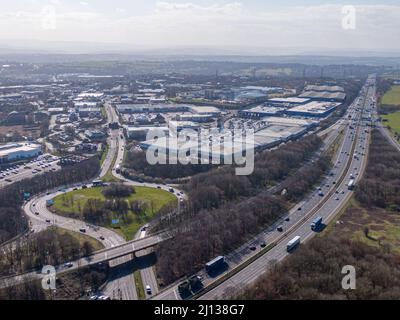 Birstall - 2022 mars : autoroute M62 et Ikea à la sortie 27 Banque D'Images