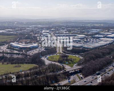 Birstall - Mars 2022: Sortie 27 Retail Park avec rond-point dans viewBirstall - Mars 2022: Sortie 27 Birstall Shopping Park Banque D'Images