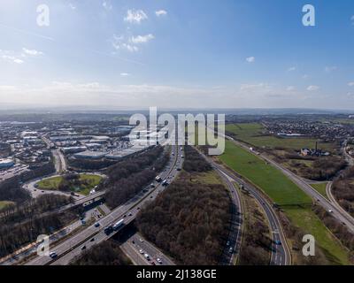 Birstall - 2022 mars : autoroute M62, routes de patinage à la jonction 27 Retail Park Banque D'Images