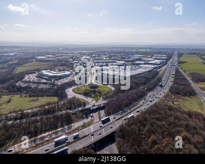 Birstall - Mars 2022: Sortie 27 Birstall Shopping Park et autoroute M62 Banque D'Images