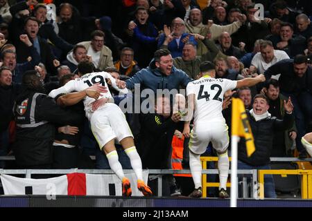 RODRIGO, SAM GREENWOOD CÉLÉBREZ AVEC DES FANS, WOLVERHAMPTON WANDERERS FC V LEEDS UNITED FC, 2022 Banque D'Images