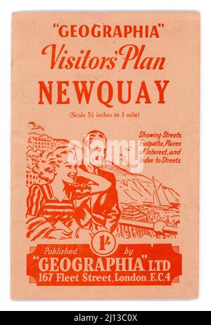 Guide touristique original de la série Geographia des années 1940 - Plan des visiteurs Newquay. Plan de la ville. Publié par Geographia Ltd. 167 Fleet Street, Londres, EC4. L'illustration montre un couple heureux dehors en s'appréciant à Newquay, Cornwall, Royaume-Uni vers 1945 / 1946 Banque D'Images