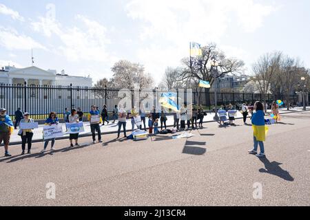 Des manifestants ukrainiens devant la Maison Blanche Banque D'Images