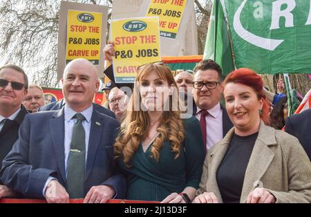 Londres, Royaume-Uni. 21st mars 2022. La vice-présidente du Parti travailliste ANGELA RAYNER (au centre), la députée Louise HAIGH (à droite) de la Secrétaire d'État fantôme aux Transports et au travail et la secrétaire générale du RMT Mick Lynch se joignent aux manifestants à l'extérieur du Parlement. Le personnel de P&O Ferries et les membres du syndicat RMT ont défilé du siège social de DP World, la société propriétaire de P&O, au Parlement, après que 800 employés britanniques aient été licenciés et remplacés par des employés d'agence. Banque D'Images