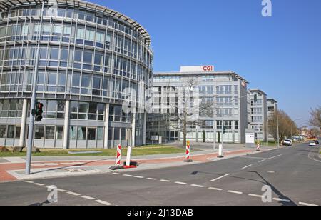 Düsseldorf (Heerdter Lohweg), Allemagne - mars 9. 2022: Vue sur la rue sur le bâtiment moderne de CGI contre ciel bleu clair Banque D'Images