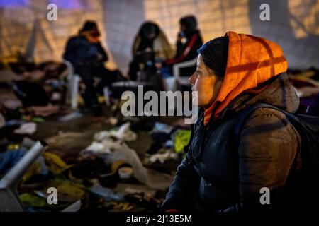 Arrivée de réfugiés de la CUC d'Ukraine au poste frontière entre la Pologne et l'Ukraine à Medyka. Les personnes sans passeport ukrainien ont été traitées séparément. Dans les longues files d'attente et le froid amer, ils ont dû attendre des jours pour entrer en Pologne. Du côté polonais, cependant, leur voyage a été retardé par des bus vers de grands sites ou des abris collectifs. Banque D'Images