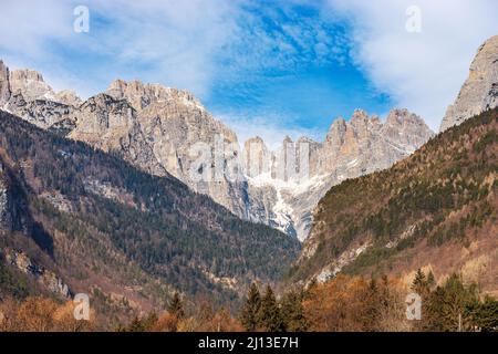 Chaîne de montagnes et sommet des Dolomites de Brenta, parc national d'Adamello Brenta vue depuis le lac Molveno en hiver. Trentin-Haut-Adige, Trento, Italie. Banque D'Images