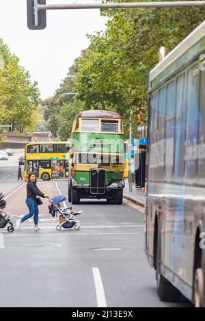 19th mars 2022, Sydney Australie : les bus à impériale d'époque de Sydney ont effectué des excursions gratuites toute la journée pour l'anniversaire du pont du port de Sydney en 90th Banque D'Images