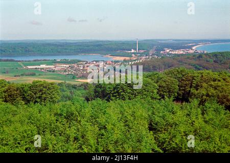 Vue sur Binz depuis la tour centrale du pavillon de chasse Granitz, île de Rügen, mai 1992, Mecklembourg-Poméranie occidentale, Allemagne Banque D'Images