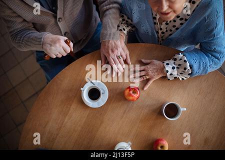 Vue de dessus du couple de personnes âgées prenant le petit déjeuner dans le centre de soins à domicile. Banque D'Images