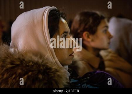 Les réfugiés d'Ukraine ont atteint le point central de collecte des réfugiés dans un centre logistique près de Korczowa, dans la zone frontalière entre la Pologne et l'Ukraine. Ici, ils sont fournis avec de la nourriture et des vêtements et ensuite transportés en bus vers d'autres villes. Banque D'Images