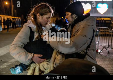 Les réfugiés d'Ukraine ont atteint le point central de collecte des réfugiés dans un centre logistique près de Korczowa, dans la zone frontalière entre la Pologne et l'Ukraine. Ici, ils sont fournis avec de la nourriture et des vêtements et ensuite transportés en bus vers d'autres villes. Banque D'Images