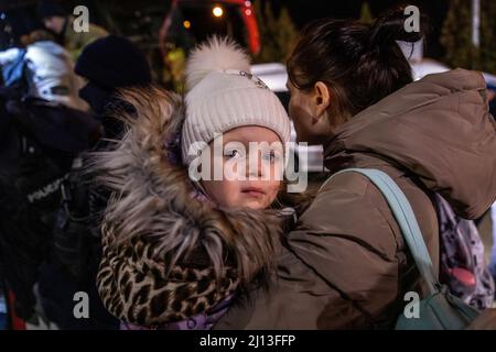 Les réfugiés d'Ukraine ont atteint le point central de collecte des réfugiés dans un centre logistique près de Korczowa, dans la zone frontalière entre la Pologne et l'Ukraine. Ici, ils sont fournis avec de la nourriture et des vêtements et ensuite transportés en bus vers d'autres villes. Banque D'Images