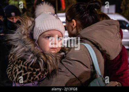Les réfugiés d'Ukraine ont atteint le point central de collecte des réfugiés dans un centre logistique près de Korczowa, dans la zone frontalière entre la Pologne et l'Ukraine. Ici, ils sont fournis avec de la nourriture et des vêtements et ensuite transportés en bus vers d'autres villes. Banque D'Images