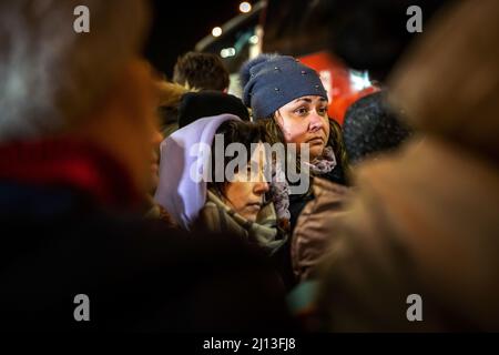 Les réfugiés d'Ukraine ont atteint le point central de collecte des réfugiés dans un centre logistique près de Korczowa, dans la zone frontalière entre la Pologne et l'Ukraine. Ici, ils sont fournis avec de la nourriture et des vêtements et ensuite transportés en bus vers d'autres villes. Banque D'Images