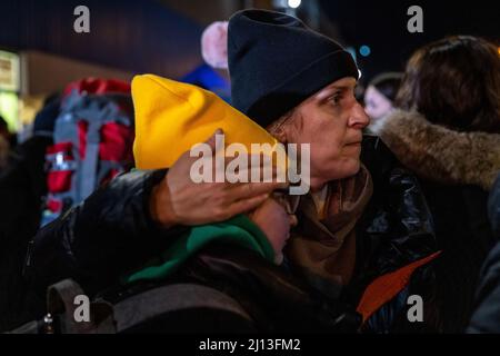 Les réfugiés d'Ukraine ont atteint le point central de collecte des réfugiés dans un centre logistique près de Korczowa, dans la zone frontalière entre la Pologne et l'Ukraine. Ici, ils sont fournis avec de la nourriture et des vêtements et ensuite transportés en bus vers d'autres villes. Banque D'Images