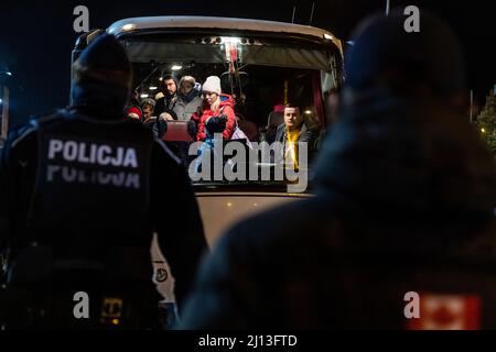 Les réfugiés d'Ukraine ont atteint le point central de collecte des réfugiés dans un centre logistique près de Korczowa, dans la zone frontalière entre la Pologne et l'Ukraine. Ici, ils sont fournis avec de la nourriture et des vêtements et ensuite transportés en bus vers d'autres villes. Banque D'Images
