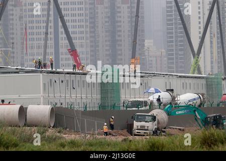 Installation d'isolement communautaire (CIF), en construction à Lok Ma Chau Loop, N.T., Hong Kong 21st mars 2022 Shenzhen High-Rise in background Banque D'Images