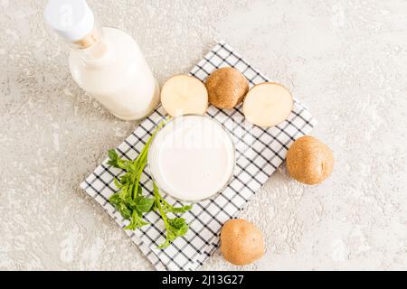 vue de dessus d'un grand verre de lait de pomme de terre. une alternative au lait non-lait. lait de légumes. nourriture végétarienne Banque D'Images