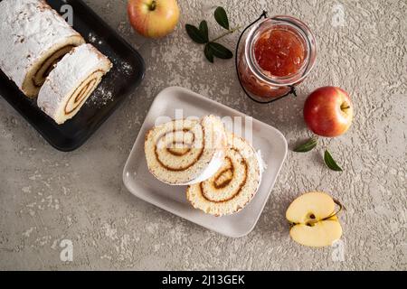 assiette en céramique rectangulaire grise avec deux morceaux appétissants de pain éponge tendre à la confiture de pomme. dessert délicat. vue du dessus. fond gris Banque D'Images
